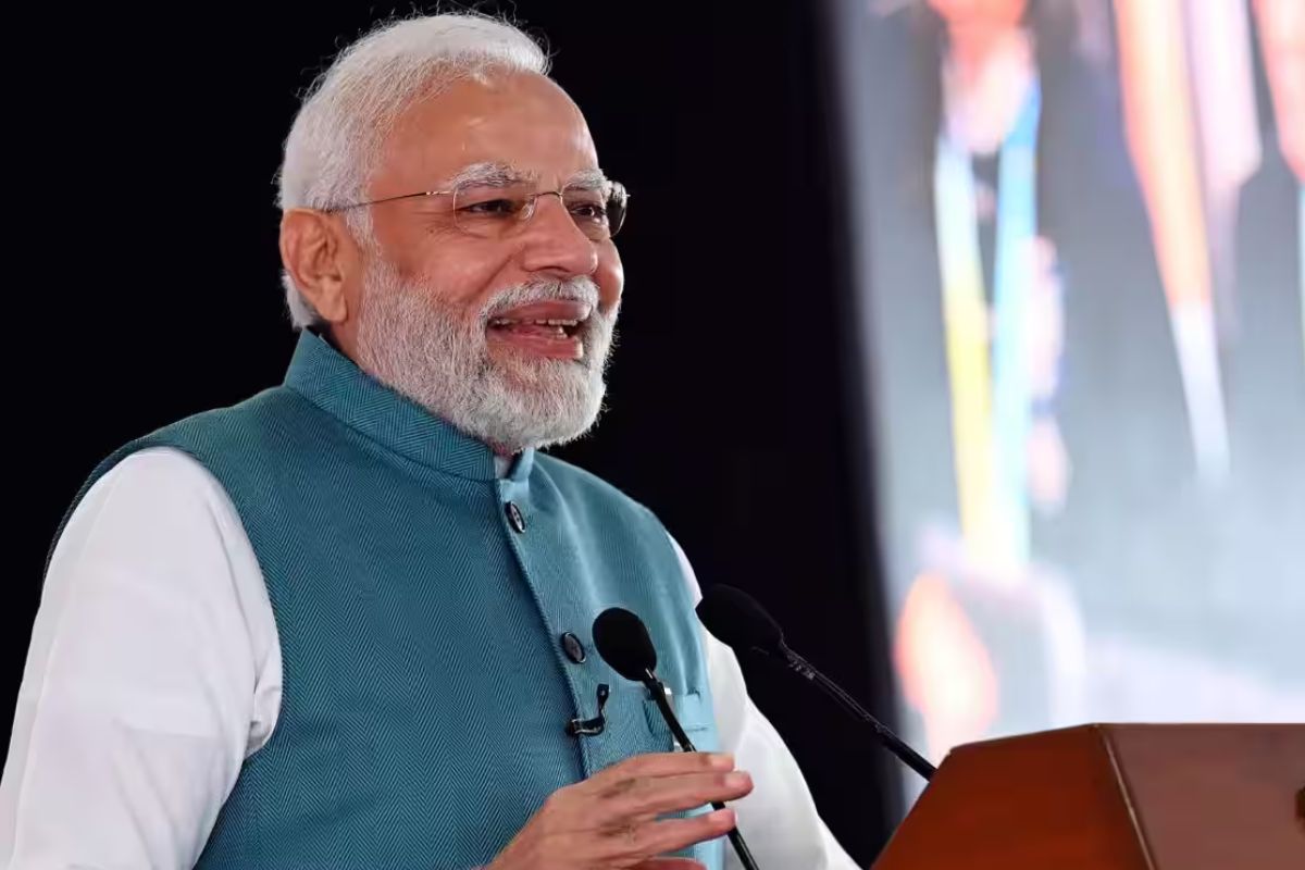 PM Narendra Modi reached Varanasi Governor and CM Yogi welcomed him