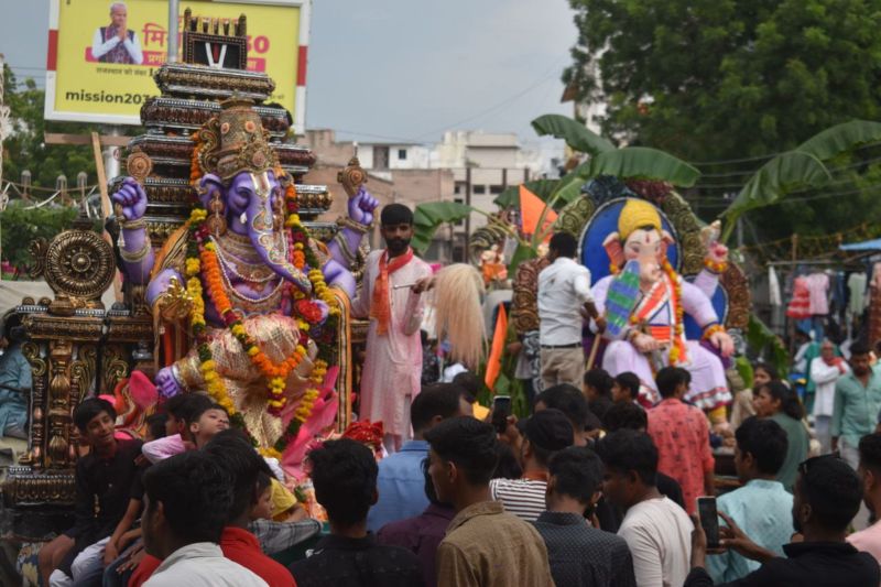 Ganesh Mahotsav : इस शहर में जमकर उड़ाई गुलाल और जयकारों से गूंज उठा शहर