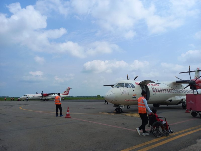 एयरपोर्ट से 3 मिनट के अंतर में दो फ्लाइटों ने भरी उड़ानें