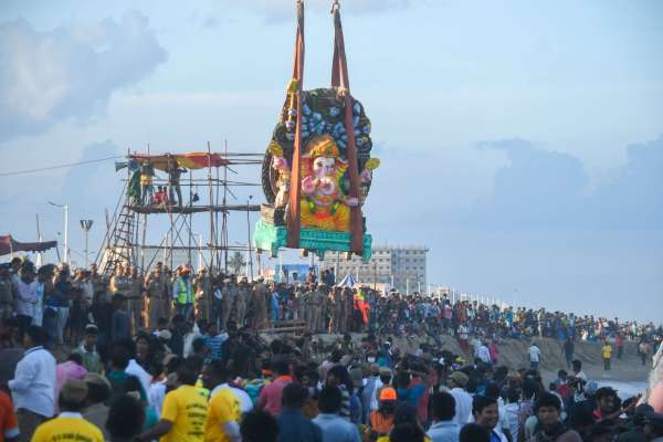 चेन्नई के मरीना बीच में गणेश प्रतिमाओं को विसर्जित किया गया।