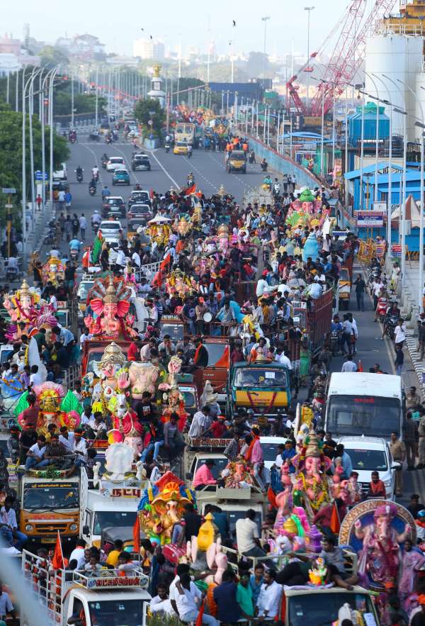 चेन्नई के मरीना बीच में गणेश प्रतिमाओं को विसर्जित किया गया।