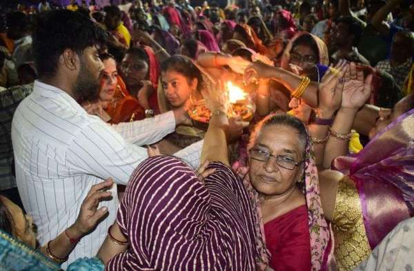 निकली रेवाड़ी, लगा मेला