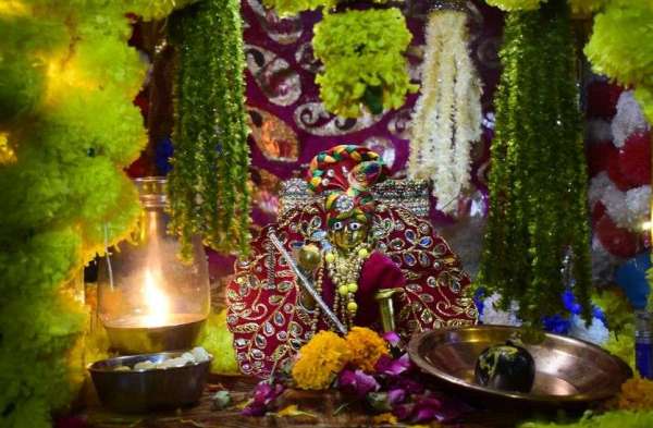 निकली रेवाड़ी, लगा मेला