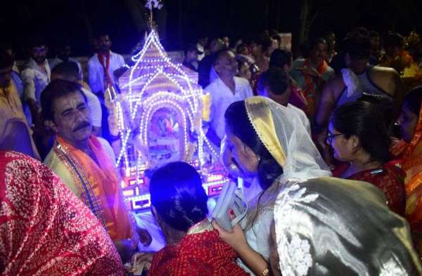 निकली रेवाड़ी, लगा मेला