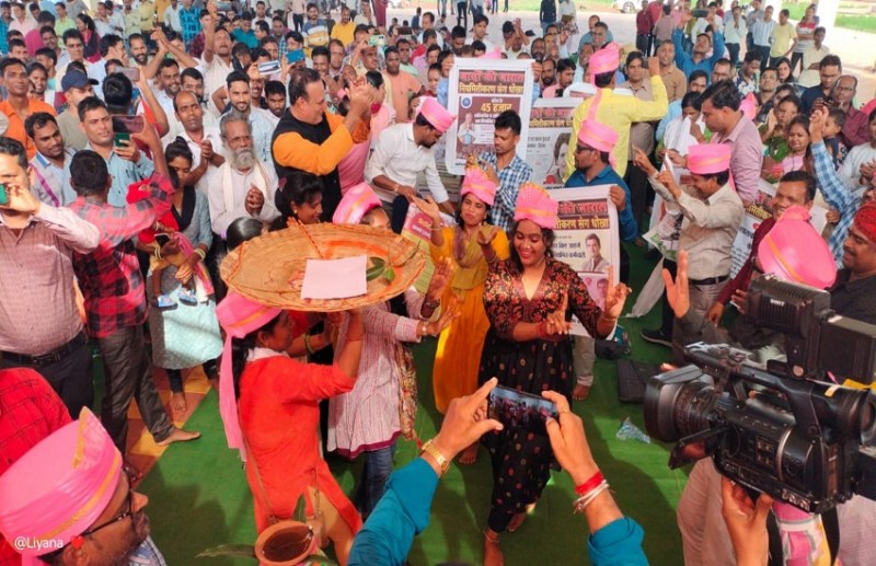 संविदा कर्मचारियों का अनोखा प्रदर्शन, बैंड बाजे के साथ निकाली वादे की बारात, सौंपा ज्ञापन