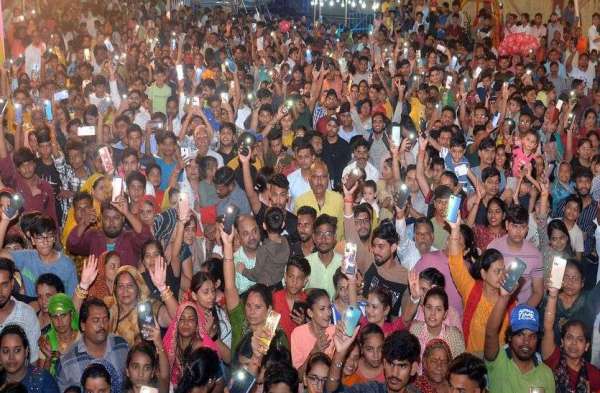 तेरी छवि अति सुंदर सुखदायक...वंदन गणनायक.......चहुंओर बह रही भक्ति की बयार और गूंज रहे गणपति बप्पा के जयकारेतेरी छवि अति सुंदर सुखदायक...वंदन गणनायक.......चहुंओर बह रही भक्ति की बयार और गूंज रहे गणपति बप्पा के जयकारे