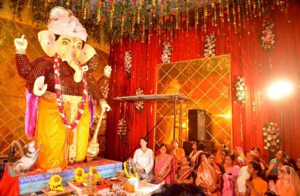 तेरी छवि अति सुंदर सुखदायक...वंदन गणनायक.......चहुंओर बह रही भक्ति की बयार और गूंज रहे गणपति बप्पा के जयकारे