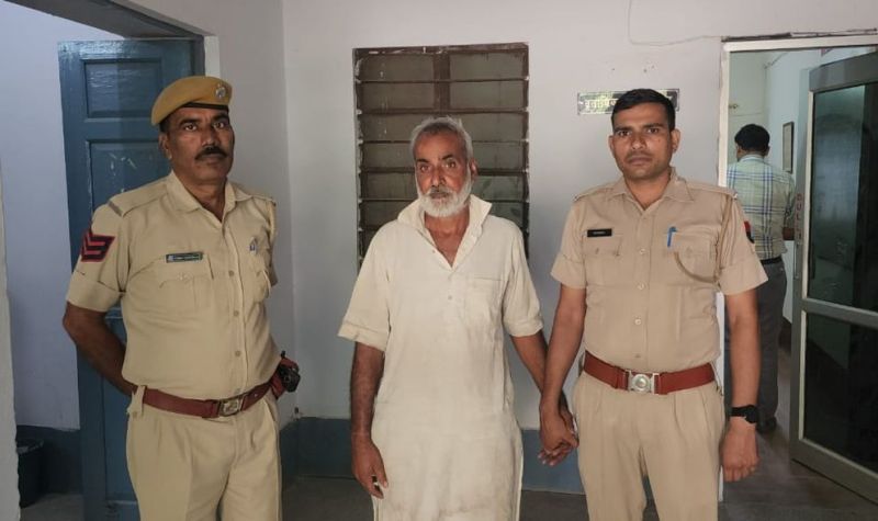 पत्नी से अवैध संबंधों के चलते था नाराज, मिलने आया प्रेमी तो अकेले लाठी से पीटकर मारा