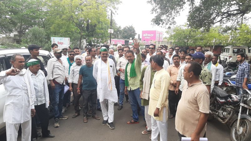 खेतों तक रास्ता नहीं बनाने से नाराज किसानों ने कलेक्टर कार्यालय में किया हंगामा