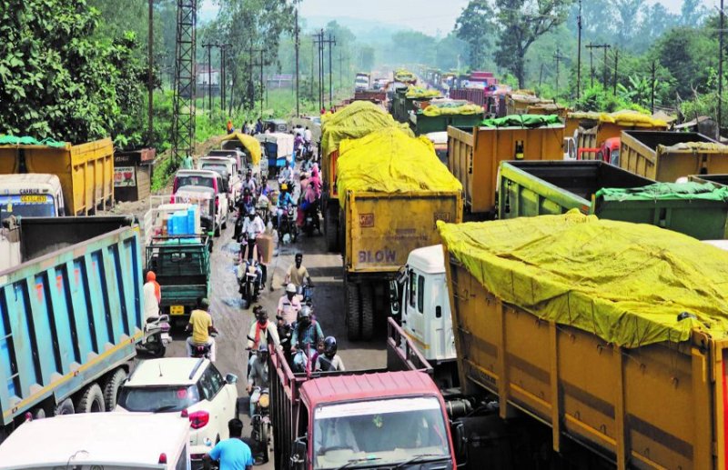 long jam in kusmunda: ट्रांसपोर्टरों का दोनों लेन पर कब्जा, फिर लगा कुसमुंडा में लंबा जाम, घंटों फंसे रहे वाहन