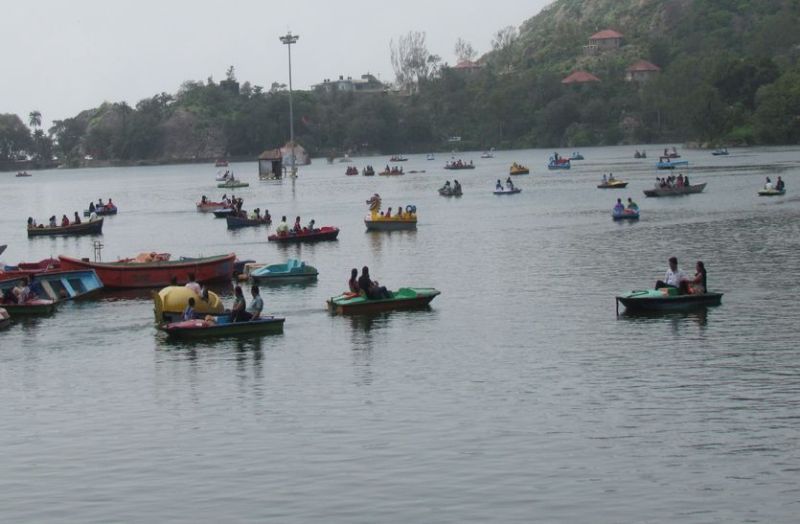 माउंट आबू में सुहाना मौसम पर्यटकों को कर रहा रोमांचित, बाजारों में रौनक