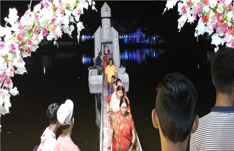 बनिया तालाब के 12 फीट गहरे पानी में चंद्रयान में विराजे गणपति