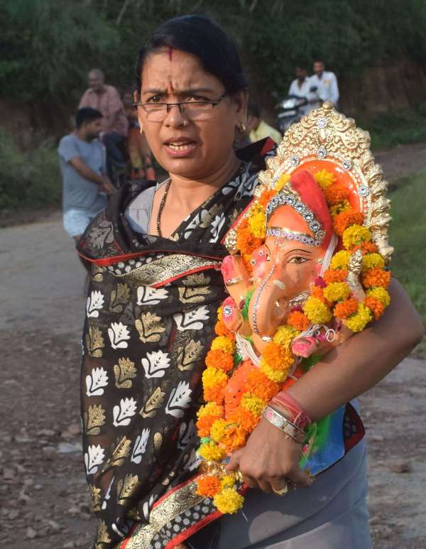 Ganpati immersion was a grand affair, devotees bid farewell to Bappa...see photos