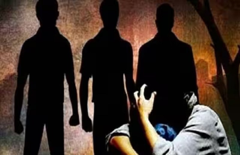 छत्तीसगढ़ में एक और गैंगरेप! वाशरूम के लिए जा रही युवती को 3 युवकों ने दबोचा, पैरावट ले जाकर किया दुष्कर्म..