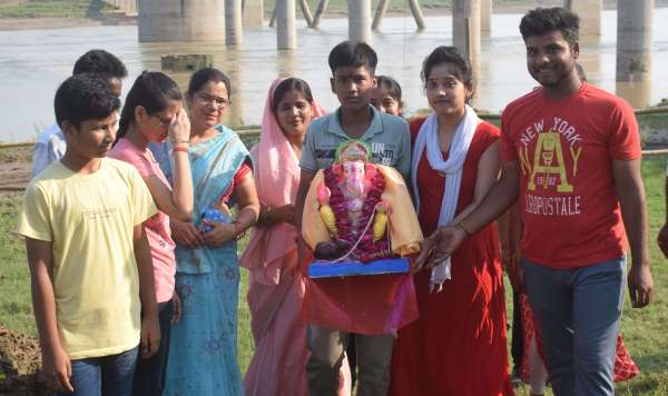 Ganpati immersion was a grand affair, devotees bid farewell to Bappa...see photos