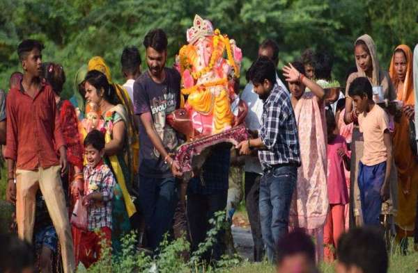 Ganpati immersion was a grand affair, devotees bid farewell to Bappa...see photos