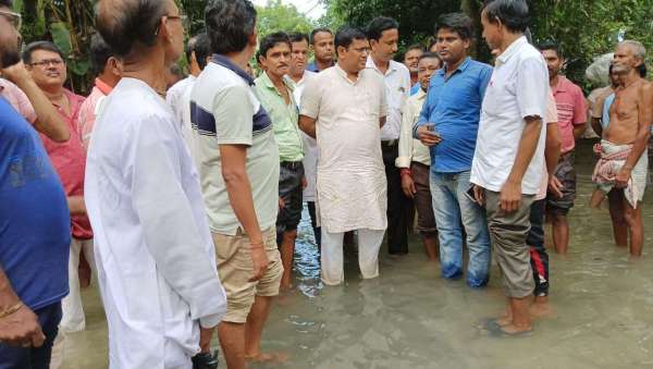 बंगाल के दक्षिण दिनाजपुर जिले में बाढ़ के हालात