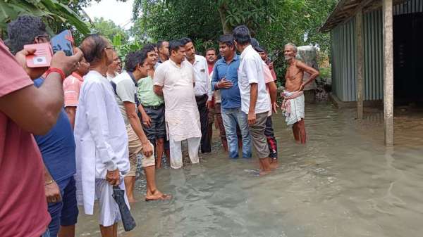 बंगाल के दक्षिण दिनाजपुर जिले में बाढ़ के हालात