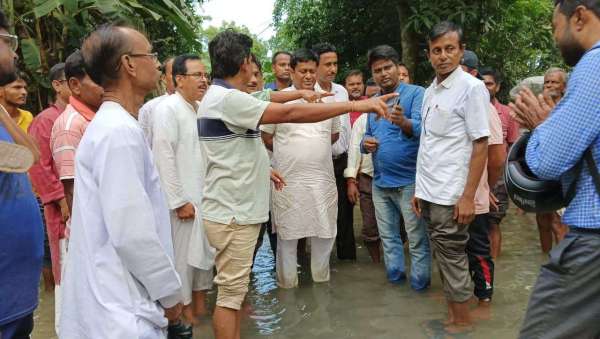 बंगाल के दक्षिण दिनाजपुर जिले में बाढ़ के हालात