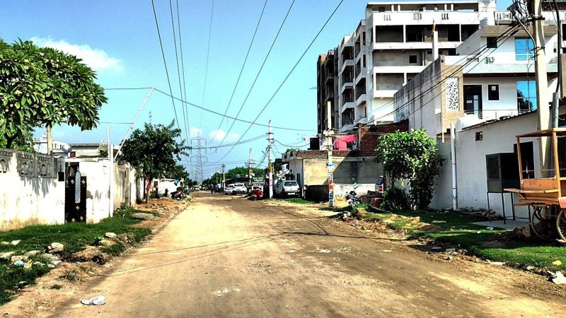 पृथ्वीराज नगर उत्तर: हाईटेंशन के नीचे सड़क,निगम को पता न जेडीए को