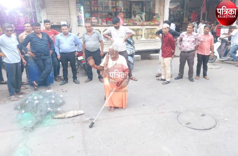 Watch Video : यहां मछलियां पकड़ने वालों ने तालाब में बिछाया जाल, बाजार के बीच धरने पर बैठे बाबा