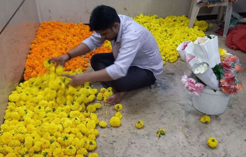 GANESH MAHOTSAV : फल-फूलों की मांग बढ़ने से दाम में भी उछाल