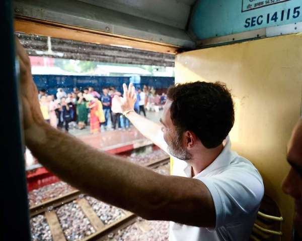 MP Rahul Gandhi traveled  in a sleeper coach.