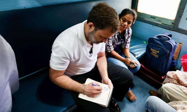 MP Rahul Gandhi traveled  in a sleeper coach.