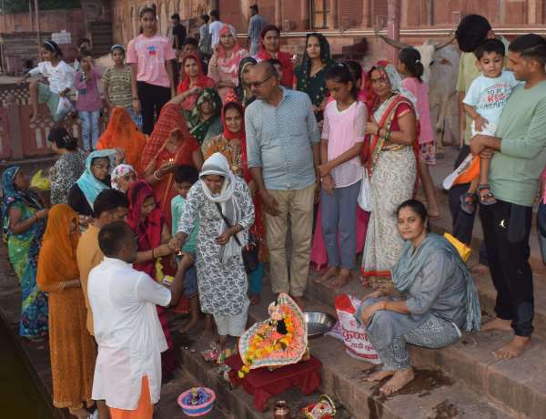 On Jal Jhulni Ekadashi, Thakur ji was given water bath…see photos.