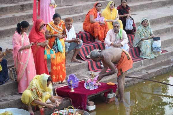 On Jal Jhulni Ekadashi, Thakur ji was given water bath…see photos.