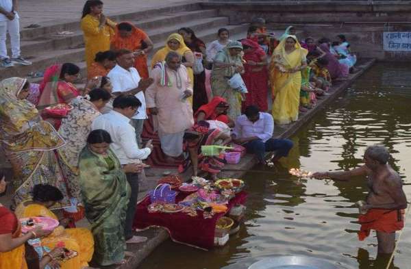On Jal Jhulni Ekadashi, Thakur ji was given water bath…see photos.