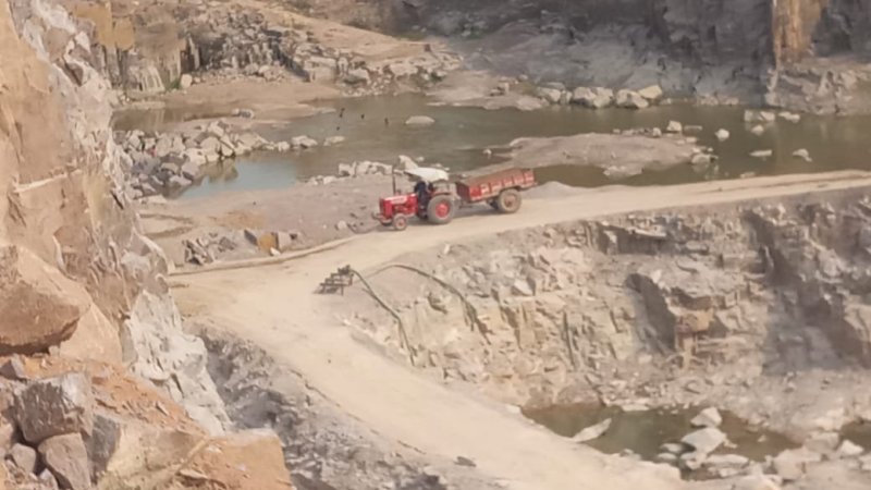 प्रकासबम्होरी के पास एक खदान के हाल