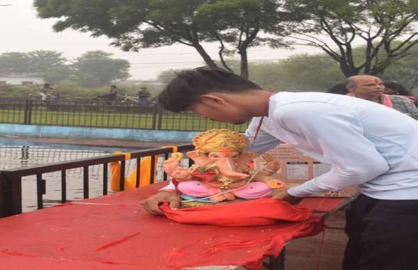 महादेव घाट कुंड में विसर्जन करते