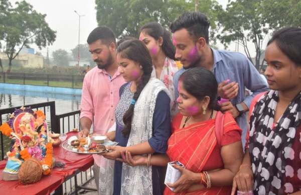 महादेव घाट कुंड में विसर्जन करते