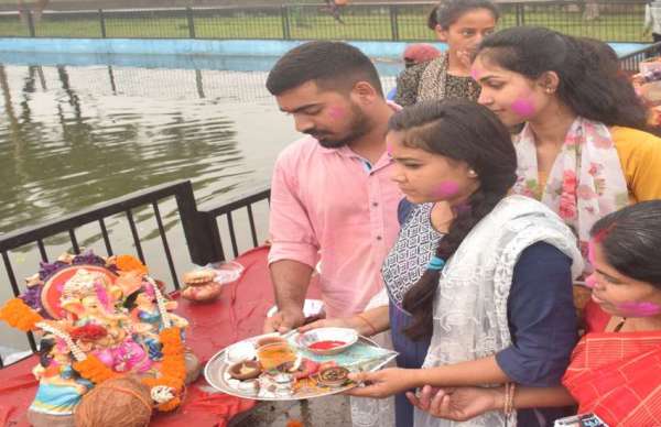 महादेव घाट कुंड में विसर्जन करते