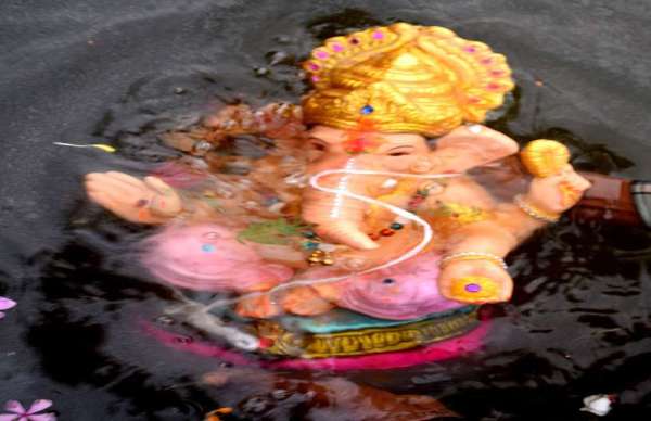 महादेव घाट कुंड में विसर्जन करते