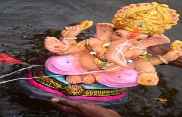 महादेव घाट कुंड में विसर्जन करते