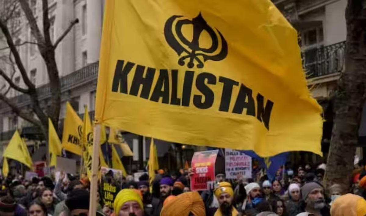khalistan_supporters_and_flag.jpg