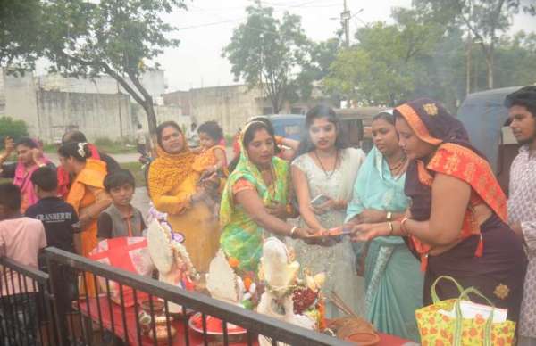 महादेव घाट कुंड में विसर्जन करते