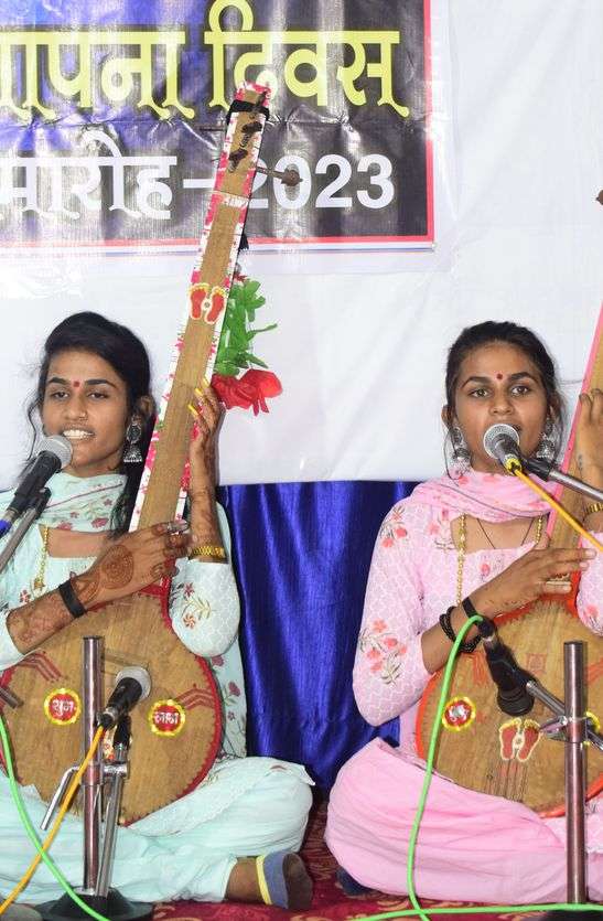 बाड़मेर संस्करण के स्थापना दिवस-वाणी गायन में प्रस्तुतियां देते कलकार...