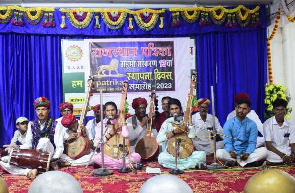 बाड़मेर संस्करण के स्थापना दिवस-वाणी गायन में प्रस्तुतियां देते कलकार...