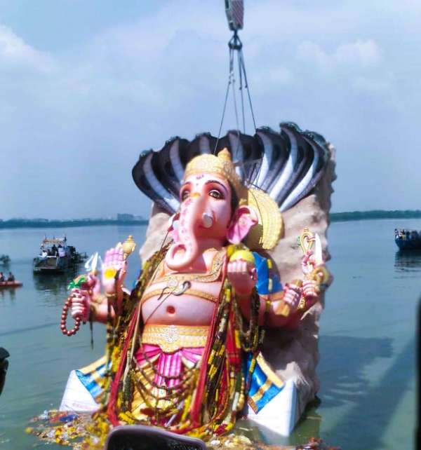 हैदराबाद के हुसैन सागर में भगवान गणेश की 63 फीट ऊंची मूर्ति का विसर्जन किया गया।