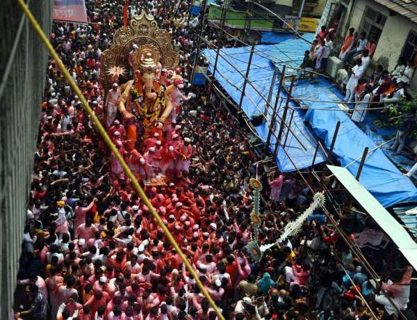 मुंबई के लाल बाग में 10 दिवसीय गणेश चतुर्थी उत्सव के बाद गुरुवार को भगवान गणेश को एक जुलूस के रूप में विसर्जन के लिए ले जाया गया।