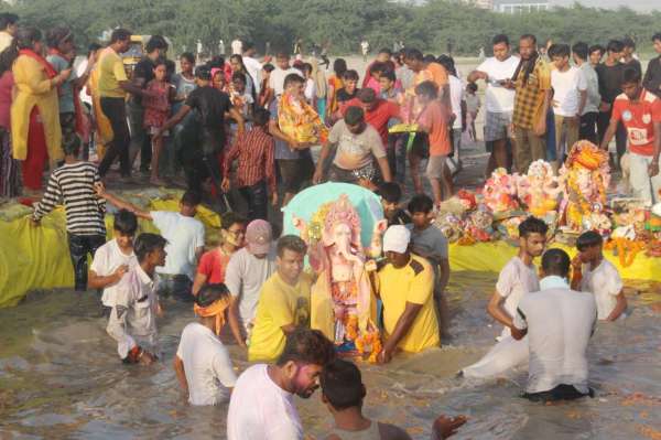 नई दिल्ली में गुरुवार को गणपति उत्सव के अवसर पर श्रद्धालुओं ने तालाब में गणेश प्रतिमा का विसर्जन किया।