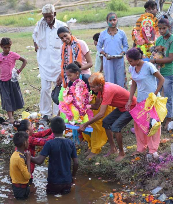 Chambal coast echoed with cheers, devotees bid farewell to Ganpati Bappa...see photos