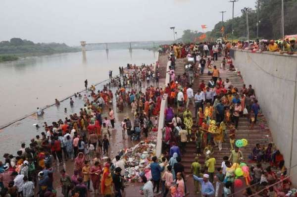 अहमदाबाद: नाचते-गाते गणपति बप्पा को दी विदाई