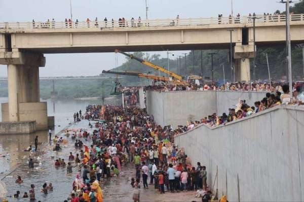 अहमदाबाद: नाचते-गाते गणपति बप्पा को दी विदाई
