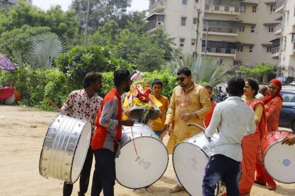 अहमदाबाद: नाचते-गाते गणपति बप्पा को दी विदाई