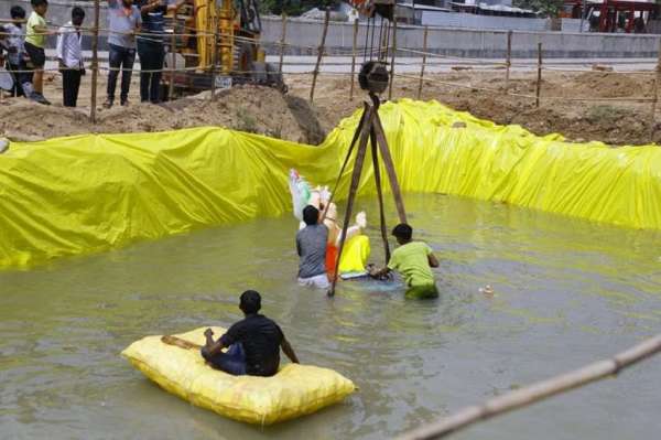 अहमदाबाद: नाचते-गाते गणपति बप्पा को दी विदाई