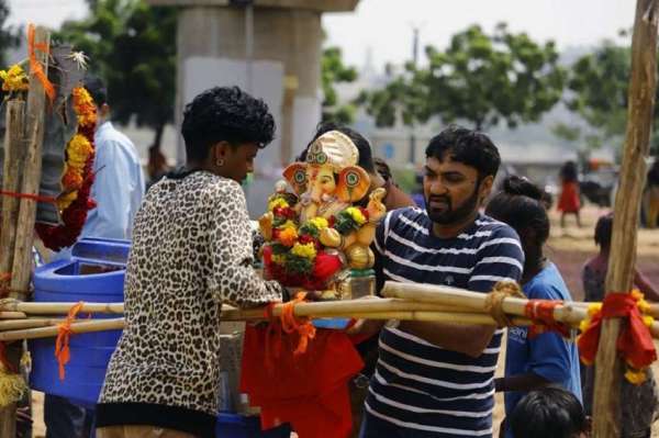 अहमदाबाद: नाचते-गाते गणपति बप्पा को दी विदाई
